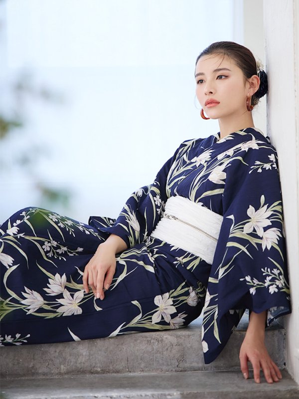 画像10: 【即日発送】ネイビー地x百合柄浴衣【浴衣３点セット 浴衣/帯/下駄】[YMT] (10)