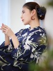 画像11: 【即日発送】ネイビー地x百合柄浴衣 OBI-siwa-202-ok-6-W / HIMO-900-yn-4-GYxGY / YA-948-kj-NV / HEKO-800-sb-5-W / GETA-02-ok-2-IV [YMT] (11)