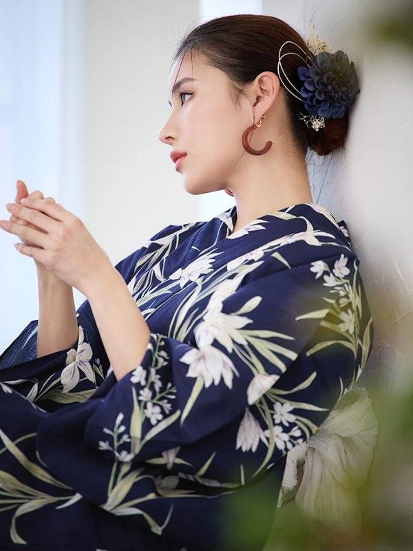画像11: 【即日発送】ネイビー地x百合柄浴衣【浴衣３点セット 浴衣/帯/下駄】[YMT] (11)