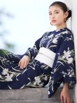 画像12: 【即日発送】ネイビー地x百合柄浴衣 OBI-siwa-202-ok-6-W / HIMO-900-yn-4-GYxGY / YA-948-kj-NV / HEKO-800-sb-5-W / GETA-02-ok-2-IV [YMT] (12)