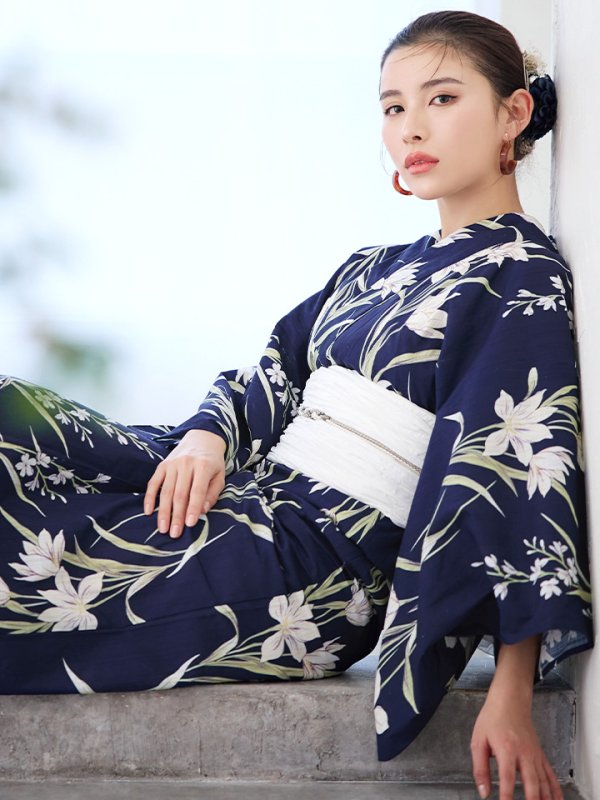 画像12: 【即日発送】ネイビー地x百合柄浴衣【浴衣３点セット 浴衣/帯/下駄】[YMT] (12)