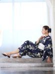 画像13: 【即日発送】ネイビー地x百合柄浴衣 OBI-siwa-202-ok-6-W / HIMO-900-yn-4-GYxGY / YA-948-kj-NV / HEKO-800-sb-5-W / GETA-02-ok-2-IV [YMT] (13)