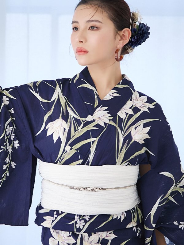 画像5: 【即日発送】ネイビー地x百合柄浴衣【浴衣３点セット 浴衣/帯/下駄】[YMT] (5)