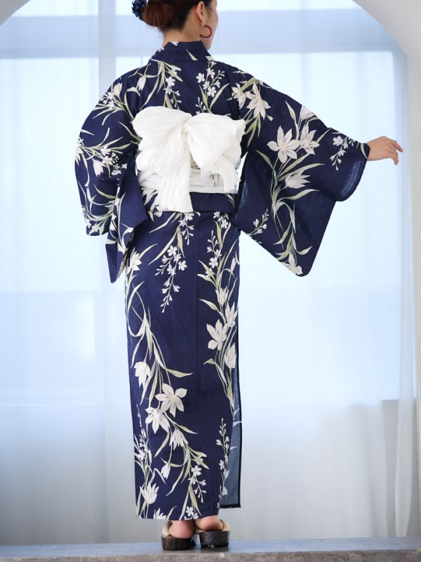 画像8: 【即日発送】ネイビー地x百合柄浴衣【浴衣３点セット 浴衣/帯/下駄】[YMT] (8)