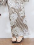 画像7: 【即日発送】ブラウンストライプにガーベラ花浴衣  OBI-siwa-200-kj-10-TRC / HIMO-900-yn-7-MOC / YA-1081-kj-BR / HEKO-800-sb-3-BR / GETA-02-ok-2-IV [YMT] (7)