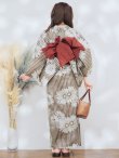 画像8: 【即日発送】ブラウンストライプにガーベラ花浴衣  OBI-siwa-200-kj-10-TRC / HIMO-900-yn-7-MOC / YA-1081-kj-BR / HEKO-800-sb-3-BR / GETA-02-ok-2-IV [YMT] (8)