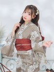画像9: 【即日発送】ブラウンストライプにガーベラ花浴衣  OBI-siwa-200-kj-10-TRC / HIMO-900-yn-7-MOC / YA-1081-kj-BR / HEKO-800-sb-3-BR / GETA-02-ok-2-IV [YMT] (9)