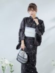 画像10: 【即日発送】ブラック×線画フラワー浴衣【浴衣３点セット 浴衣/帯/下駄】OBI-siwa-202-ok-6-W / HIMO-900-yn-5-IV / HEKO-800-sb-5-WH / YA-1079-kj-8-W / GETA-03-ok-2-P [YMT] (10)