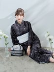 画像11: 【即日発送】ブラック×線画フラワー浴衣【浴衣３点セット 浴衣/帯/下駄】OBI-siwa-202-ok-6-W / HIMO-900-yn-5-IV / HEKO-800-sb-5-WH / YA-1079-kj-8-W / GETA-03-ok-2-P [YMT] (11)