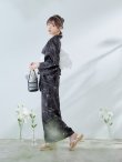 画像13: 【即日発送】ブラック×線画フラワー浴衣【浴衣３点セット 浴衣/帯/下駄】OBI-siwa-202-ok-6-W / HIMO-900-yn-5-IV / HEKO-800-sb-5-WH / YA-1079-kj-8-W / GETA-03-ok-2-P [YMT] (13)
