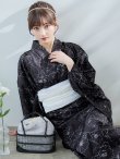 画像15: 【即日発送】ブラック×線画フラワー浴衣【浴衣３点セット 浴衣/帯/下駄】OBI-siwa-202-ok-6-W / HIMO-900-yn-5-IV / HEKO-800-sb-5-WH / YA-1079-kj-8-W / GETA-03-ok-2-P [YMT] (15)