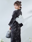 画像16: 【即日発送】ブラック×線画フラワー浴衣【浴衣３点セット 浴衣/帯/下駄】OBI-siwa-202-ok-6-W / HIMO-900-yn-5-IV / HEKO-800-sb-5-WH / YA-1079-kj-8-W / GETA-03-ok-2-P [YMT] (16)