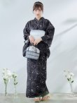 画像2: 【即日発送】ブラック×線画フラワー浴衣【浴衣３点セット 浴衣/帯/下駄】OBI-siwa-202-ok-6-W / HIMO-900-yn-5-IV / HEKO-800-sb-5-WH / YA-1079-kj-8-W / GETA-03-ok-2-P [YMT] (2)