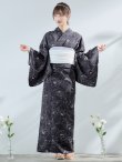 画像4: 【即日発送】ブラック×線画フラワー浴衣【浴衣３点セット 浴衣/帯/下駄】OBI-siwa-202-ok-6-W / HIMO-900-yn-5-IV / HEKO-800-sb-5-WH / YA-1079-kj-8-W / GETA-03-ok-2-P [YMT] (4)