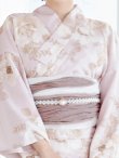 画像21: 【即日発送】ピンクベージュ×ホワイトローズ浴衣 【浴衣３点セット 浴衣/帯/下駄】 siwa-36ok / HIMO-903-kj-W / HEKO-800-sb-5-WH / YA-74-kn-P / YA-1017-am-W / GETA-02-ok-5-P / [YMT] (21)