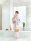 画像5: 【即日発送】ピンクベージュ×ホワイトローズ浴衣 【浴衣３点セット 浴衣/帯/下駄】 siwa-36ok / HIMO-903-kj-W / HEKO-800-sb-5-WH / YA-74-kn-P / YA-1017-am-W / GETA-02-ok-5-P / [YMT] (5)