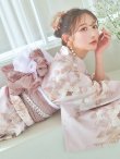 画像1: 【即日発送】ピンクベージュ×ホワイトローズ浴衣【浴衣３点セット 浴衣/帯/下駄】OBI-siwa-202-ok-1-BE / HIMO-903-kj-W / HEKO-800-sb-5-WH / YA-74-kn-P / GETA-02-ok-5-P / [YMT] (1)