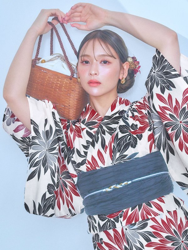 画像2: 【即日発送】ネイビー＆レッドフラワーモダン浴衣【浴衣３点セット 浴衣/帯/下駄】[YMT] (2)