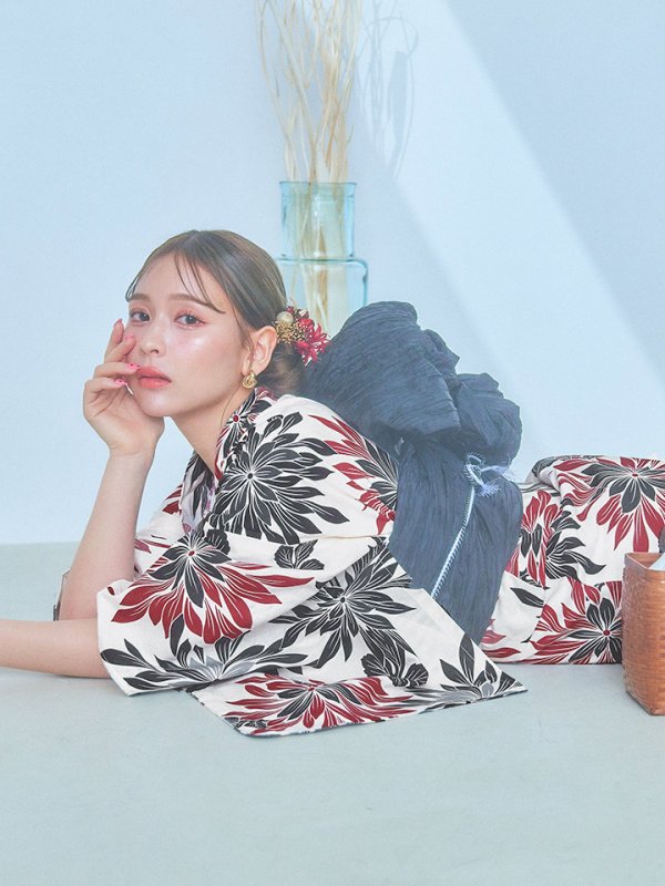 画像3: 【即日発送】ネイビー＆レッドフラワーモダン浴衣【浴衣３点セット 浴衣/帯/下駄】[YMT] (3)