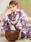 画像1: 白地×ピンクの蓮の花浴衣【浴衣３点セット 浴衣/帯/下駄】OBI-siwa-201-wk-1-LV / HIMO-902-kj-5-RosePK / HEKO-800-sb-5-WH / YA-1027-wk-PL / GETA-02-ok-8-RoseP/ [YMT] (1)