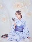画像2: 1人で簡単に着られる！ワンピース浴衣セット 水彩椿柄 【浴衣4点セット】 OBI-g-500-kj-9-NV / HIMO-900-yn-2-DusBL / HEKO-800-sb-8-DusBL / GETA-01-kj-2-BL [YMT] (2)