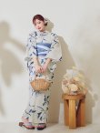 画像14: 水墨画百合柄浴衣【浴衣３点セット 浴衣/帯/下駄】OBI-hira-100-ok-4-DusBL / HIMO-900-yn-5-IV  / HEKO-800-sb-8-DusBL / YA-73-kn-GY / GETA-01-kj-2-BL/ [YMT] (14)