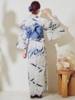 画像15: 水墨画百合柄浴衣【浴衣３点セット 浴衣/帯/下駄】OBI-hira-100-ok-4-DusBL / HIMO-900-yn-5-IV  / HEKO-800-sb-8-DusBL / YA-73-kn-GY / GETA-01-kj-2-BL/ [YMT] (15)