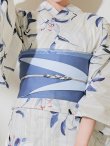 画像16: 水墨画百合柄浴衣【浴衣３点セット 浴衣/帯/下駄】OBI-hira-100-ok-4-DusBL / HIMO-900-yn-5-IV  / HEKO-800-sb-8-DusBL / YA-73-kn-GY / GETA-01-kj-2-BL/ [YMT] (16)