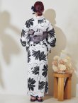 画像18: モノトーンフラワーレトロモダン浴衣 OBI-hira-100-ok-5-GYxSV / HIMO-900-yn-1-B / HEKO-800-sb-5-W / YA-1086-wk-B / GETA-01-kj-3-IV/ [YMT] (18)