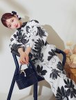 画像2: モノトーンフラワーレトロモダン浴衣 OBI-hira-100-ok-5-GYxSV / HIMO-900-yn-1-B / HEKO-800-sb-5-W / YA-1086-wk-B / GETA-01-kj-3-IV/ [YMT] (2)
