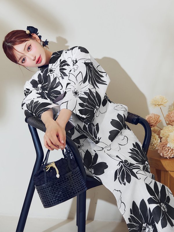 画像2: 【即日発送】モノトーンフラワーレトロモダン浴衣【浴衣３点セット 浴衣/帯/下駄】[YMT] (2)