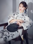画像1: 【予約 / 5月下旬発送予定】モノトーンフラワー浴衣 OBI-g-500-kj-8-GY / HIMO-900-yn-3-GYxGD / YA-1086-wk-B / GETA-02-ok-4-MOC/ [y/OF01] (1)