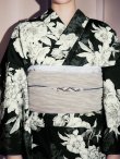 画像15: 【予約 / 5月下旬発送予定】ブラック線画フラワー浴衣 OBI-siwa-204-wk-8-BE / HIMO-900-yn-1-B / HEKO-800-sb-5-W / YA-1016-kj-CL / GETA-02-ok-4-MOC/ [yo/OF01] (15)