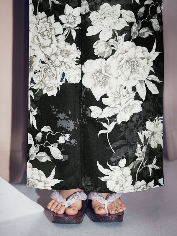 画像16: 【即日発送】ブラック線画フラワー浴衣【浴衣３点セット 浴衣/帯/下駄】[OF04] (16)