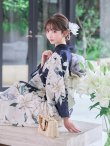 画像12: 送料無料！【即日発送】Riuコラボ ノーブルネイビー百合浴衣【浴衣３点セット 浴衣/帯/下駄】[OF04] (12)
