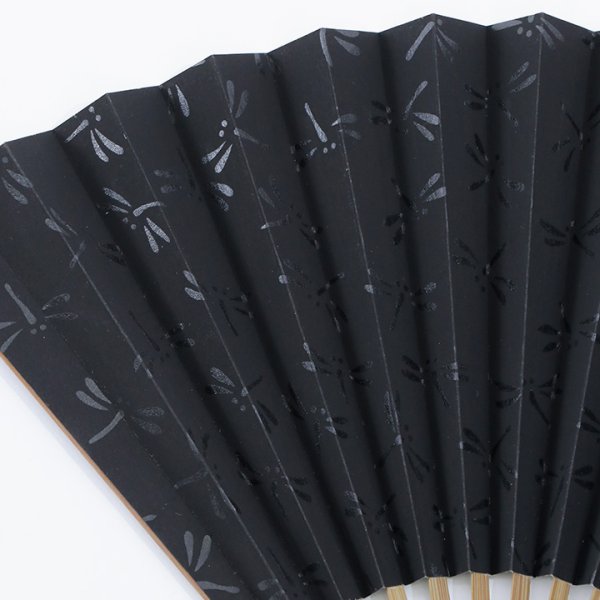 画像2: 【即日発送】【浴衣小物/扇子】黒トンボ柄扇子【1カラー】[YMT-U] (2)
